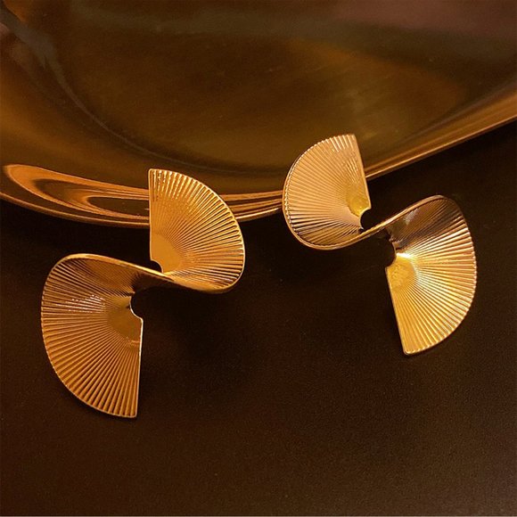 Gold and silver metal spiral fan-shaped earrings - Picture 5 of 12